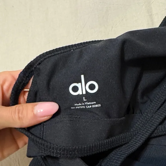 ALO Yoga Black Crop Top - Picture 3 of 3